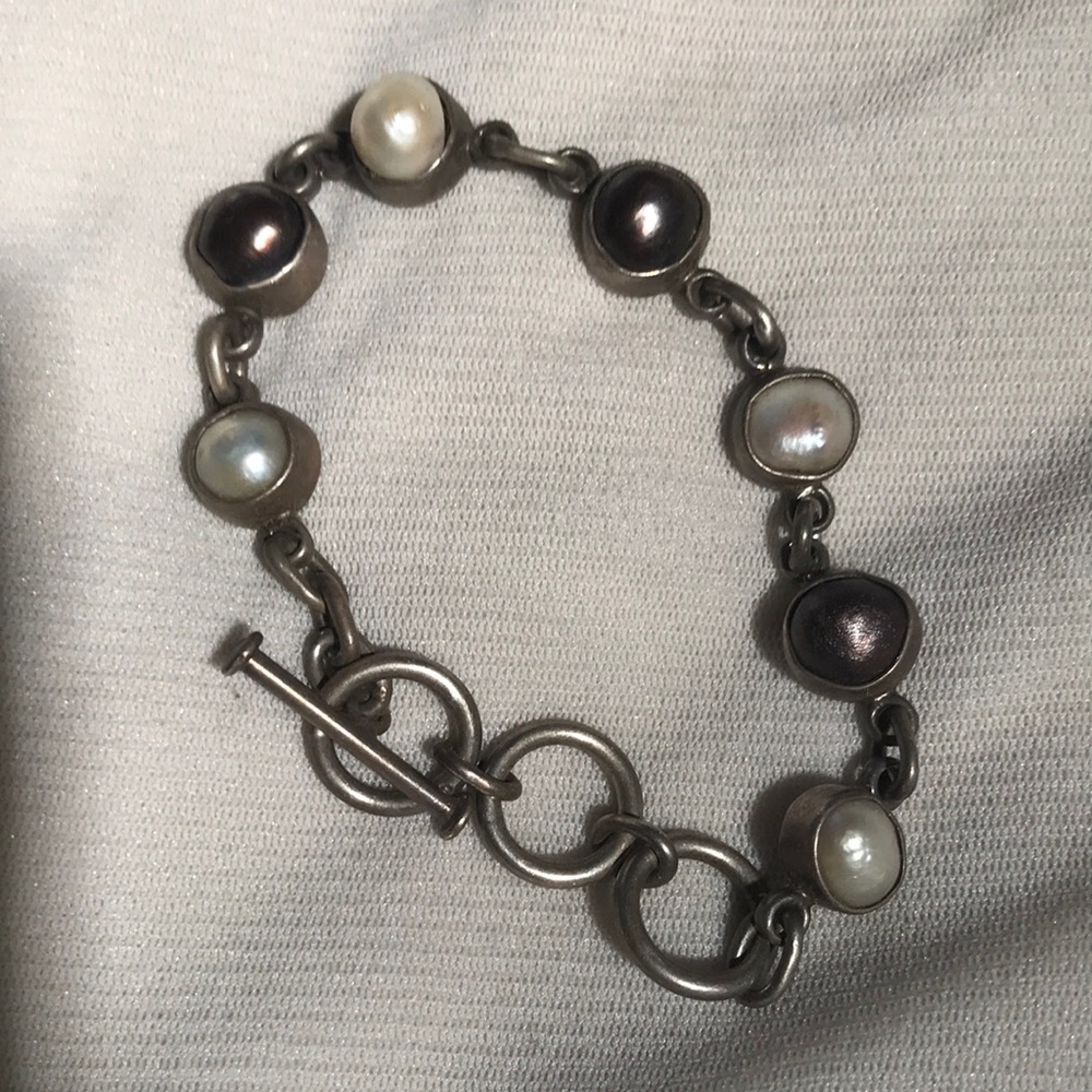Black and white pearl bracelet